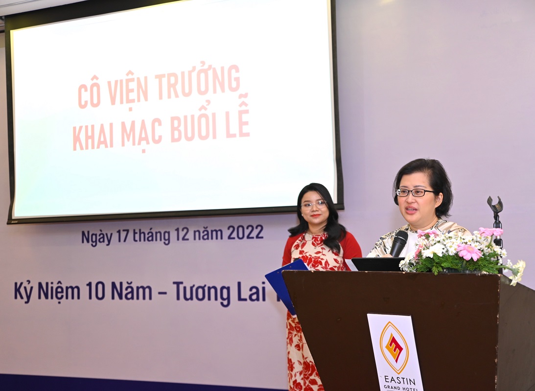 02 - Cô Jeannie Chan - Viện trưởng Viện Giáo Dục Shichida Việt Nam phát biểu tại buổi lễ