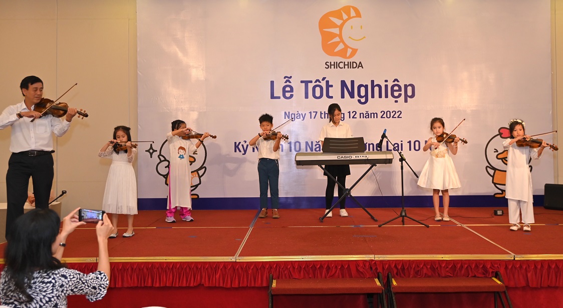 05 - Phần trình diễn nghệ thuật của các bé học tại Viện Giáo Dục Shichidd