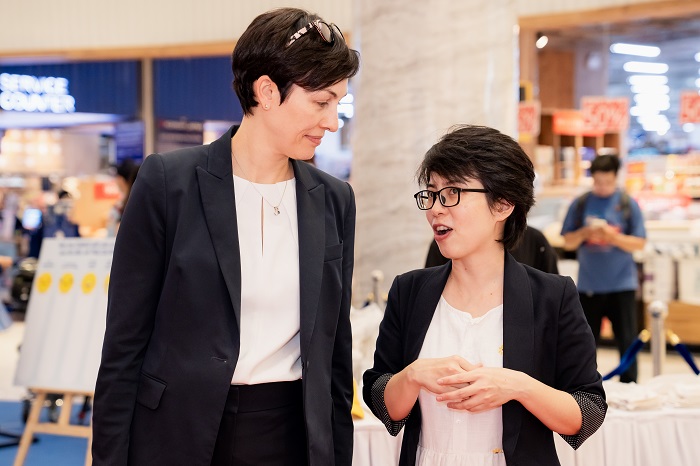 Bà Annie Dubé TLS Canada lắng nghe chia sẻ về ý tưởng của dự án