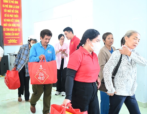 300 phần quà mang thông điệp Chung Vị Tết Việt  1