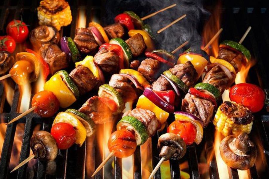 4. Cùng Nhau Trải Nghiệm Hương Vị Độc Đáo Của Món Souvlaki Truyền Thống Hy Lạp