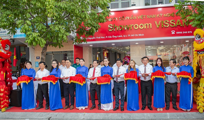 Ban Lãnh Đạo VISSAN và SATRA cắt dây khai trương Showroom