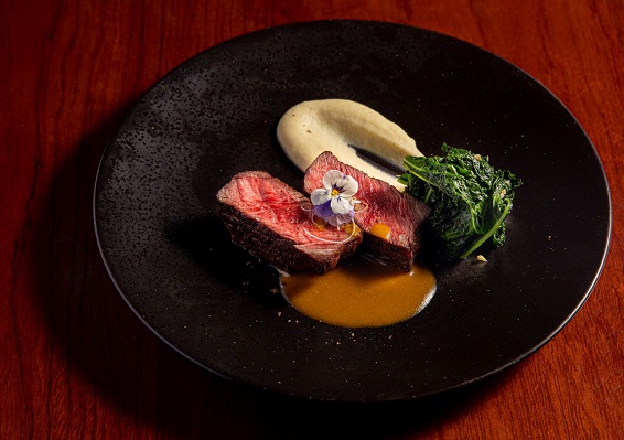 Bò Úc nướng xốt bún bò Huế ăn kèm cải keo xào hạt sen nghiền