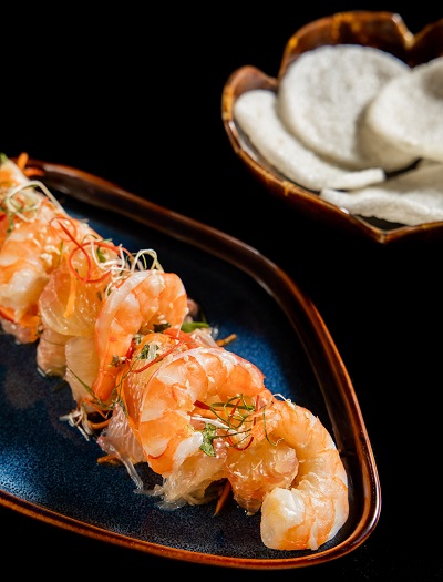 Gỏi bưởi hồng và tôm sú 