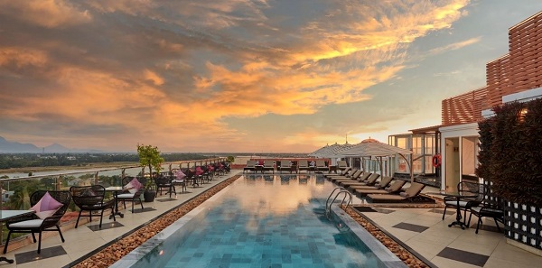 Hồ bơi vô cực tại rooftop bar