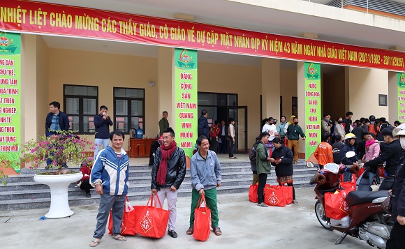 Người dân vui mừng quà tết ý nghĩa