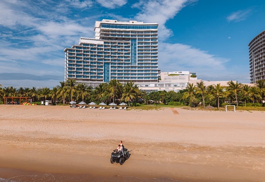 Trong khi ghi dấu cột mốc