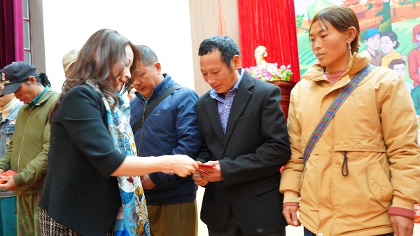 Đại diện SABECO cho người dân tỉnh Lào Cai