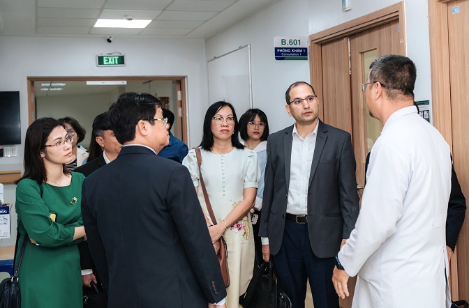 Các bác sĩ giới thiệu các khoa phòng tại BV Ung bướu TPHCM cơ sở 2 cho đại diện AstraZeneca VN