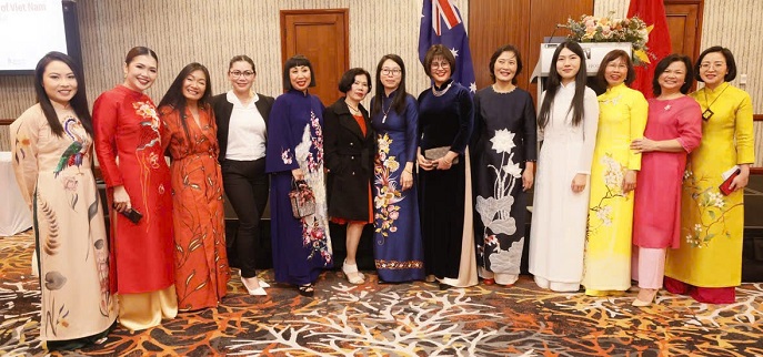 Cộng đồng người VN tại Perth chụp ảnh lưu niệm cùng bà Nguyễn Thanh Hà - TLSQ tại buổi lễ