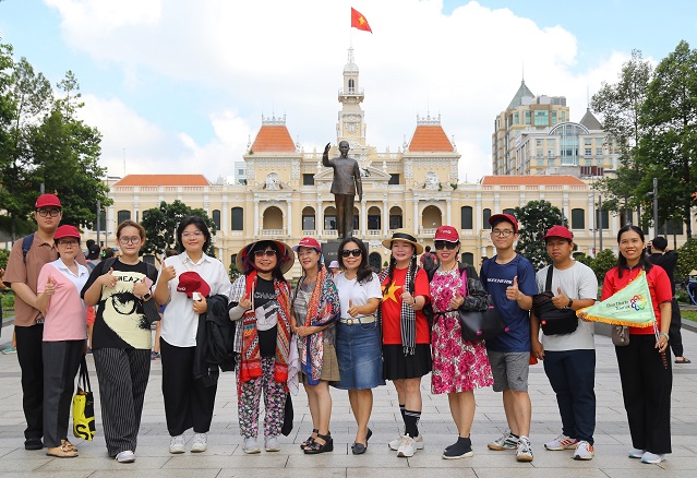 Du khách tham gia tour đi bộ tham quan TP.HCM của BenThanh Tourist