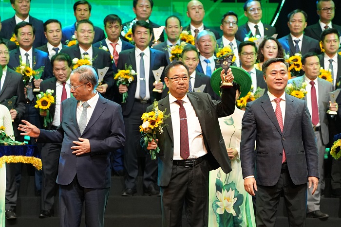 GÓC CẬN ÔNG NGUYỄN NGỌC AN - TỔNG GIÁM ĐỐC CÔNG TY VISSAN NHẬN BIỂU TRƯNG THQG VN 2024