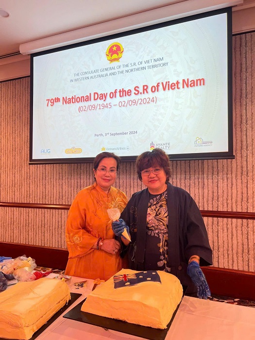 Nghệ nhân Thanh Thiện và Trà Sư Thanh Tâm đến từ VN đang hoàn thiện bánh kem hình quốc kỳ VN và Australia 1