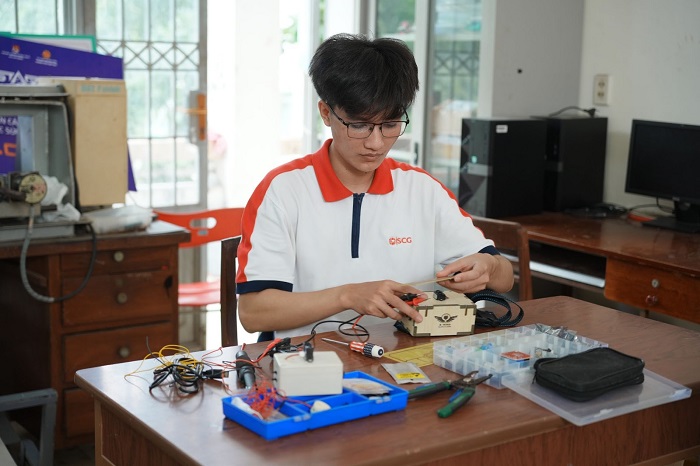 Trưởng nhóm B-wing-Duy Khang phát triển thiết bị cảnh báo chướng ngại vật cho người khiếm thị