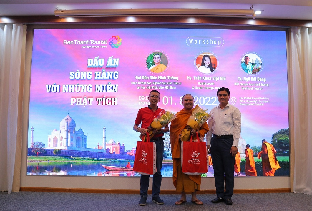 02 Ong Hoang Tam Hoa - Chu tich HĐQT dai dien BenThanh Tourist tang hoa cac dien gia