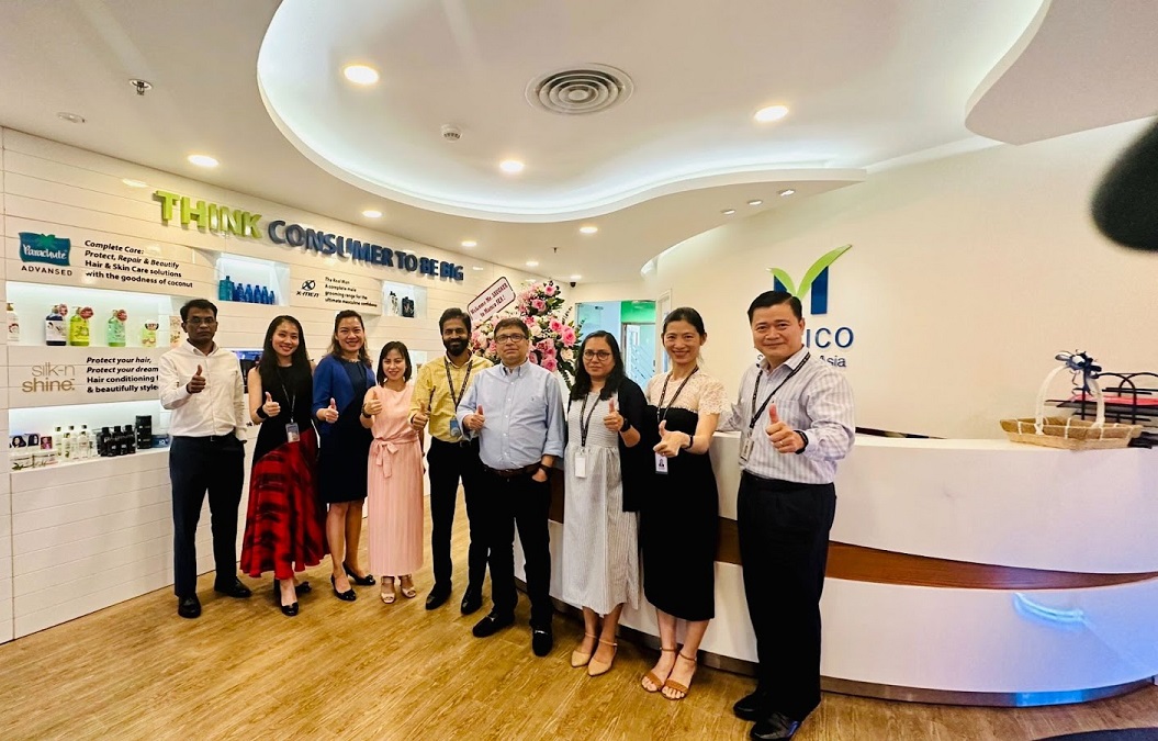 BGĐ đon tiep các thanh vien cap cao tu tap đoan đến thăm văn phòng tại VN