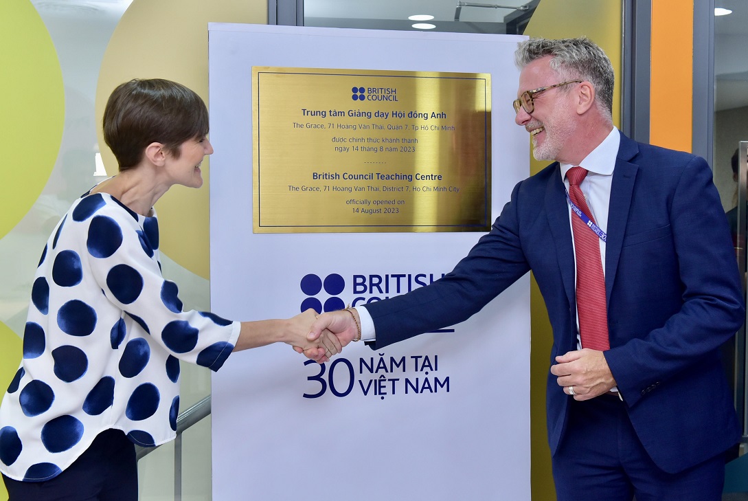 Bà Emily Hamblin TLS Anh tại TP.HCM và GĐ.TM Anh tại VN bắt tay Ô.Michael Little chúc mừng khai trương