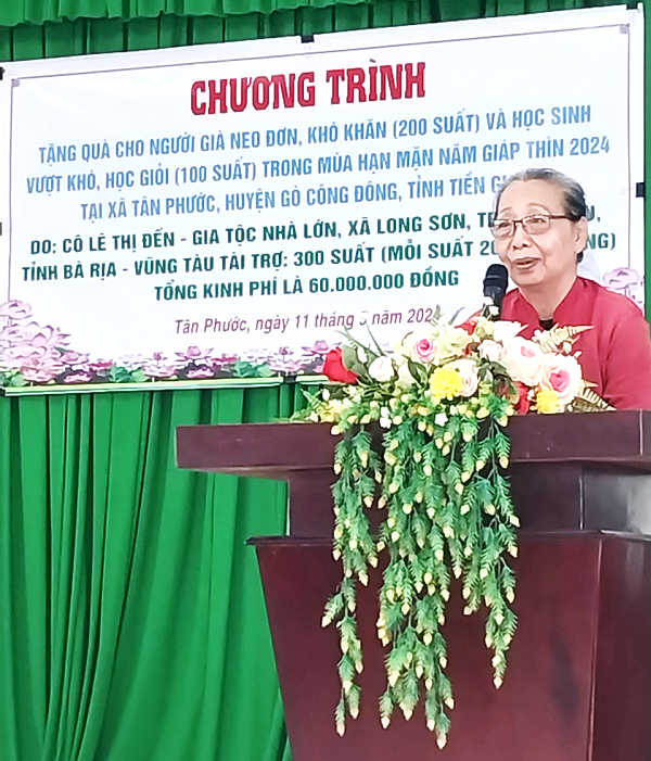 Bà Lê Thị Đến phát biểu tại chương trình phát quà cho bà con vùng hạn mặn