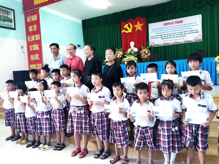 Bà Lê Thị Đến tặng quà cho các học sinh nghèo - học giỏi