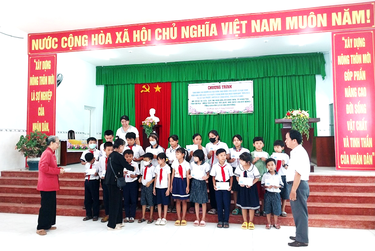 Bà Lê Thị Đến và Thân tộc Nhà Lớn phát quà cho các em học sinh