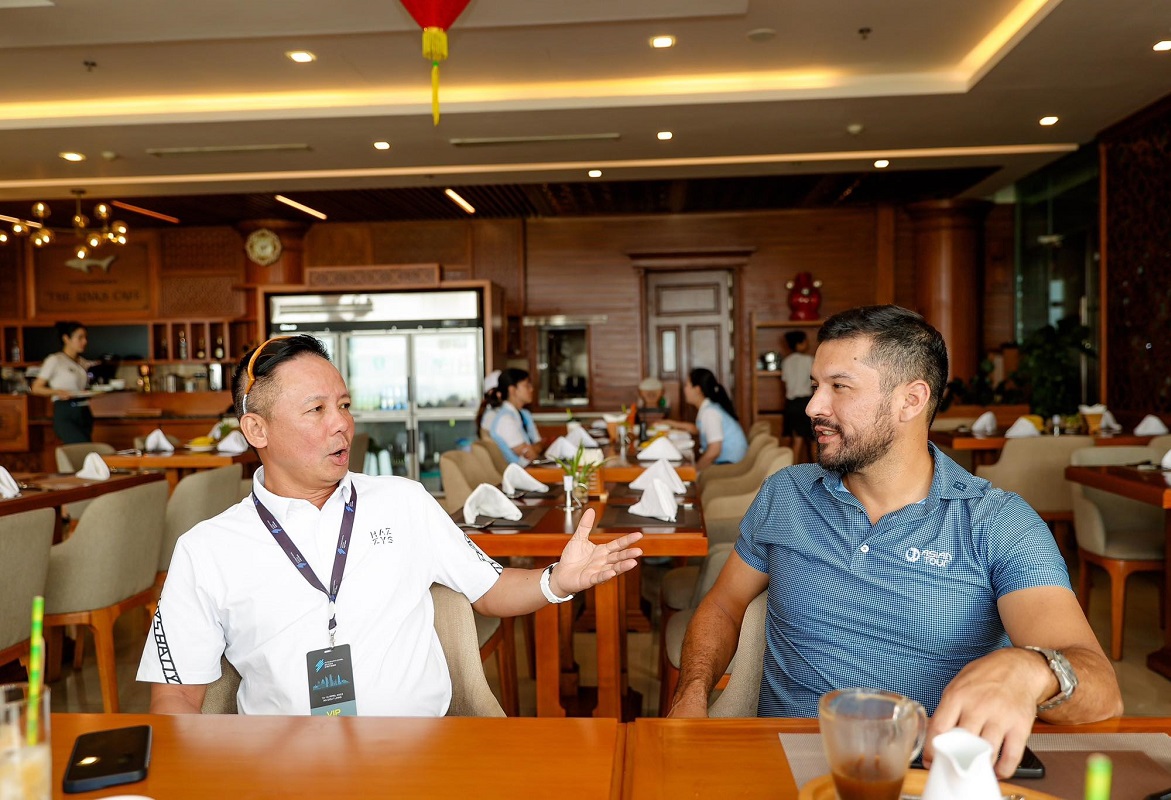 Chủ tịch VGS Group Bùi Đức Long trao đổi chuyên môn với Ô.Ken Kudo  đại diện Asian Development Tour