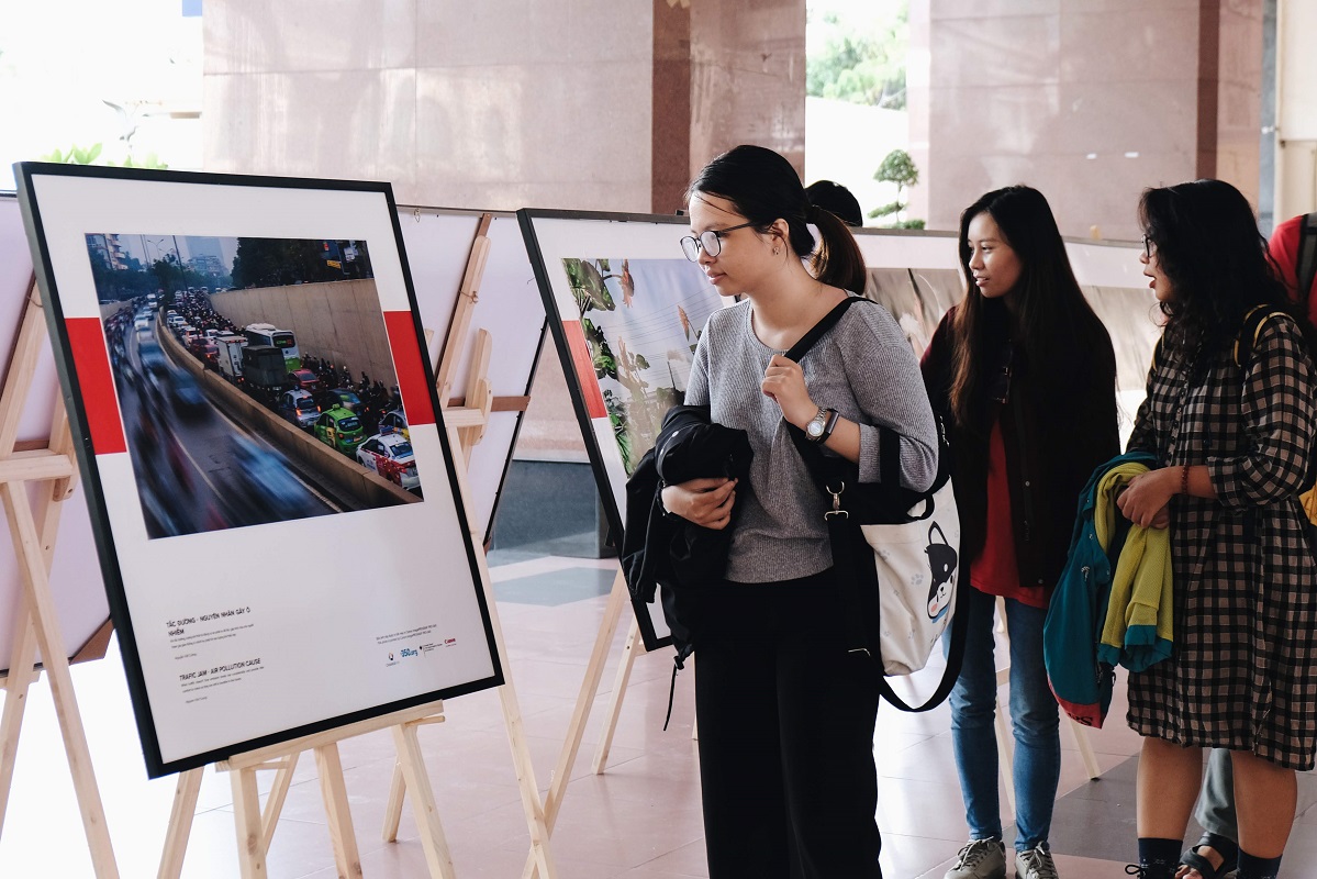 Các bạn sinh viên đang chiêm ngưỡng những bức tranh trong triển lãm Cảm nhận không khí
