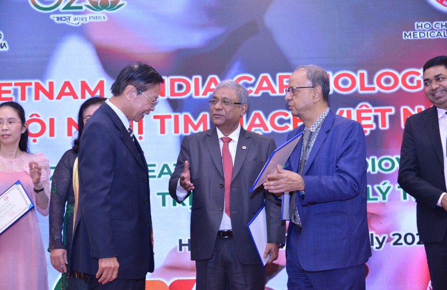 Các chuyên gia hàng đầu ngành tim mạch Ấn Độ - Việt Nam trao đổi tại Hội nghị tim mạch VN