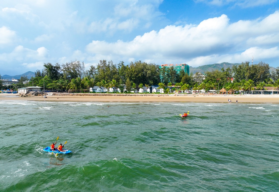 Du khách trải nghiệm bơi thuyền Kayak tại Palace Long Hải Resort