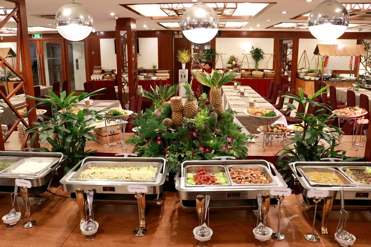 Không gian trang nhã và ấm cúng của tiệc buffet chay KS Viễn Đông