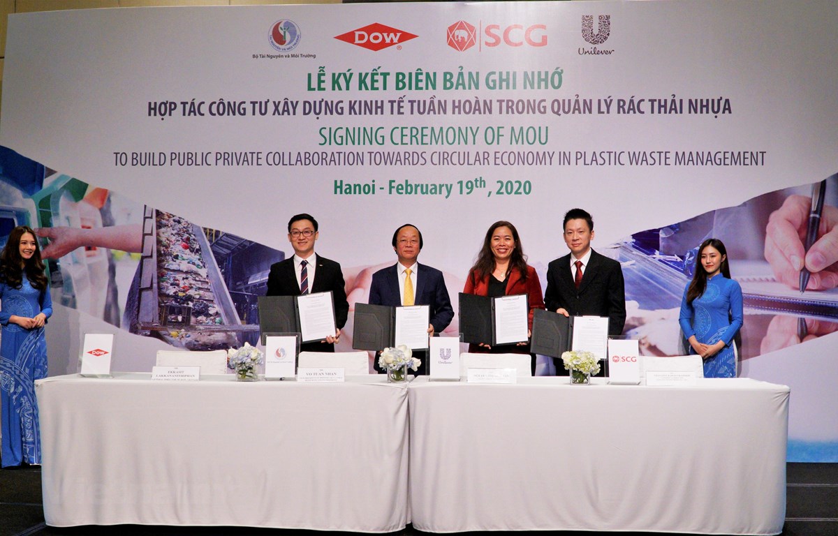 Lễ ký kết hợp tác Công-TưXDKT tuần hoàn trong QL rác thải nhựa giữa BTN và MT TĐ SCG Dow VN và Unilever VN 1