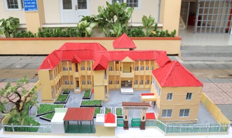 Mô hình được làm bằng vật liệu tái chế của các em học sinh khuyết tật