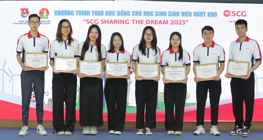 Nhóm SV với thành tích học tập tốt tư duy ESG nhận học bổng nhận học bổng liên tiếp 2 năm liền