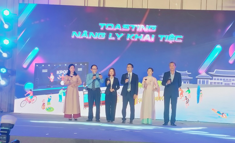 Nâng Ly khai tiệc 2