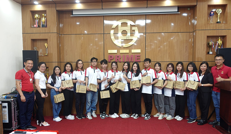SV nhận học bổng tham gia buổi tập huấn về ESG tại VP của SCG