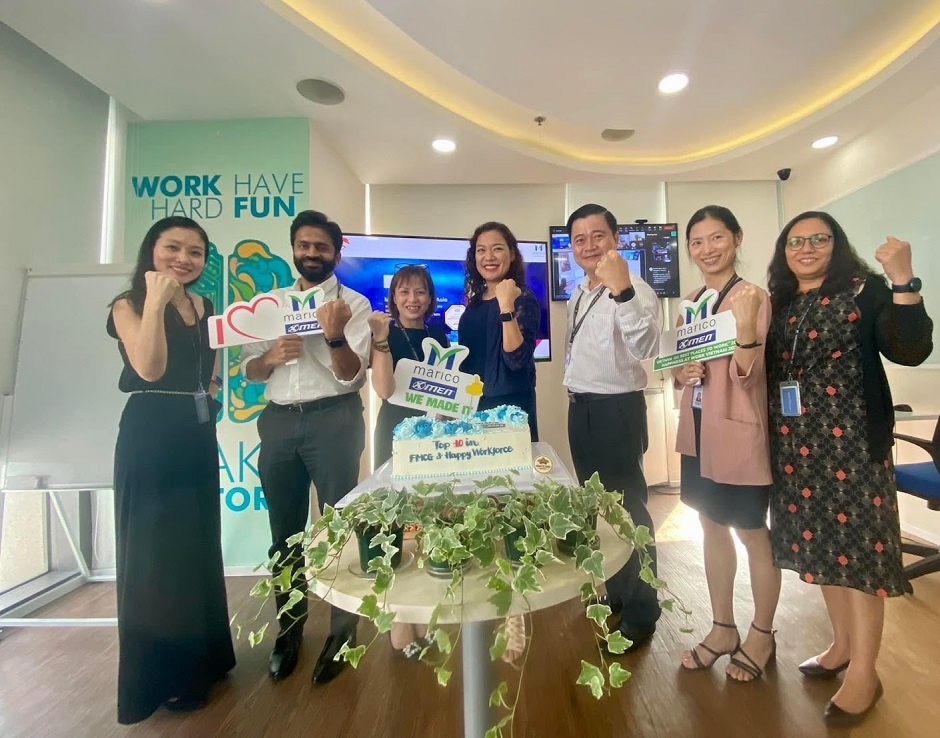 Thanh vien BGĐ chuc mung CTy đạt giải thưởng Best Place To Work