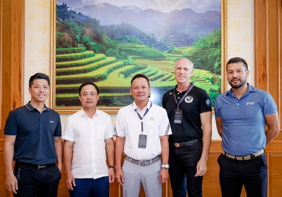 Từ trái sang  HLV trưởng đội tuyển Golf quốc gia Nguyễn Thái Dương Ô.Nguyễn Xuân Bình  Phó GĐ SDL TP. Đà Nẵng Ô.Bùi Đức Long  chủ tịch VGS Group Ô.Mark Reeves  đại diện tập đoàn BRG và Ô.Ken Kud