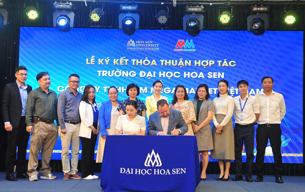 Ô.Bruno Jousselin - TGĐ ĐH Thu mua Cung ứng toàn cầu MM Mega Market và ĐD Trường ĐH Hoa Sen tại lễ ký kết