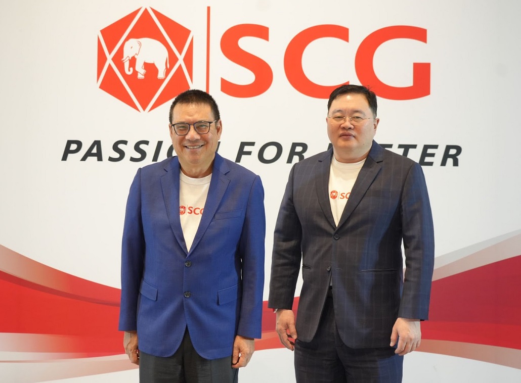 Ô. Roongrote Rangsiyopash CT kiêm GDDH.SCG bên T - Ô.Thammasak Sethaudom PCT. SCG bên P