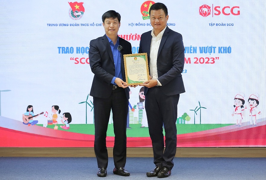 Ô Lê Hải Long - Ủy viên Ban Thường vụ  trao tặng thư cảm ơn Ô Praween Wirotpan TGĐ SCG VN