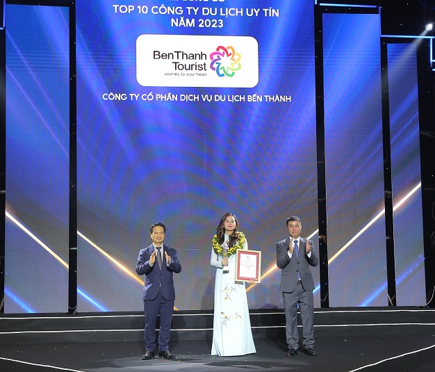 Đại diện BenThanh Tourist đón nhận danh hiệu Top 10 Cty DL uy tín năm 2023