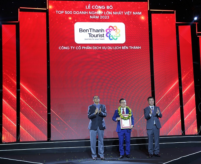 Đại diện Bến Thành Tourist đón nhận danh hiệu TOP VNR500 - TOP 500  doanh nghiệp lớn nhất VN năm 2023