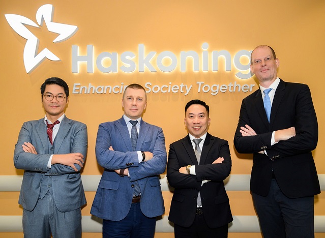 Ô. Vadym Sheronov thứ 2 từ trái sang cùng các chuyên gia của Haskoning VN