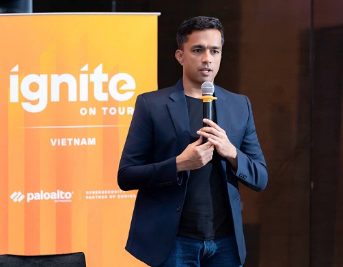 Ông Siddharth Deshpande 1