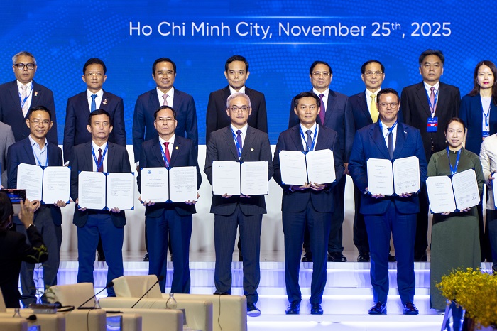 Ông Yang Peng hàng trước thứ 4 từ trái qua